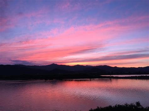  A View of Hue - Silkkisen Hienostunut Maisema ja Eloisan Värien Sinfonia