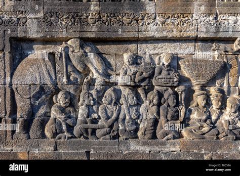  Borobudur Relief! Ylellisyyttä ja Mytologiaa Muinaisessa Javassa